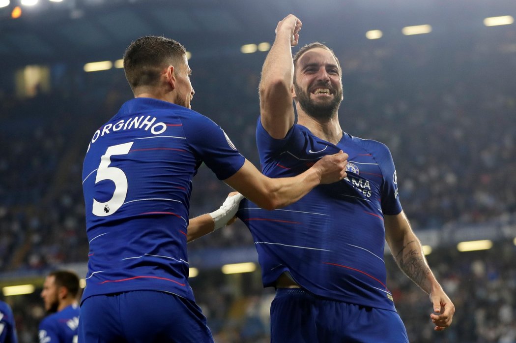 Gonzalo Higuaín (vpravo) a Jorginho (vlevo) oslavují gól do sítě Burnley