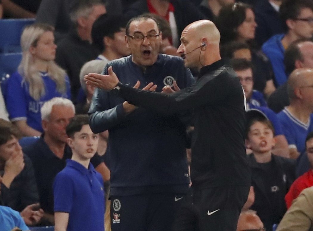 Kouč Chelsea Maurizio Sarri byl v závěru utkání s Burnley vykázaný ze střídačky