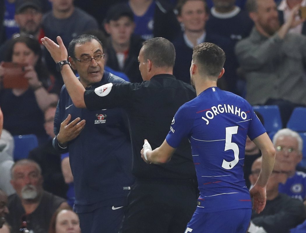 Kouč Chelsea Maurizio Sarri byl v závěru utkání s Burnley vykázaný ze střídačky