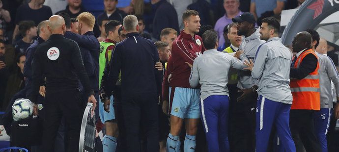 V závěru došlo i ke strkanici mezi oběma tábory, hodně naštvaný byl zraněný stoper Chelsea Antonio Rüdiger (vpravo v kšiltovce)
