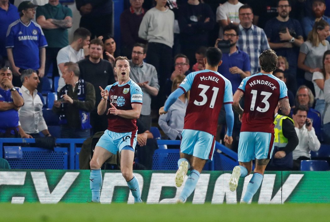 Fotbalisté Burnley slaví jednu z branek v utkání s Chelsea