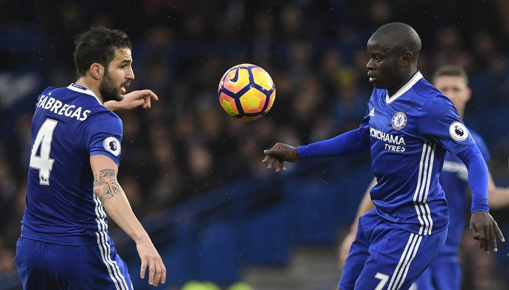 Zálohu Chelsea v zápase se Swansea řídili Cesc Fábregas a N´Golo Kanté