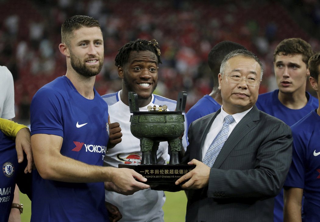 Kapitán Chelsea Gary Cahill přebírá trofej za vítězství proti Arsenalu