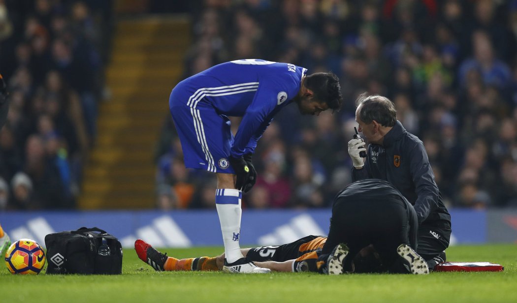Diego Costa se sklání nad zraněným Masonem