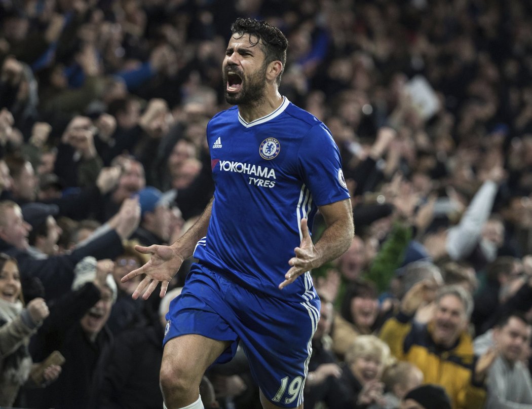 Diego Costa oslavuje s fanoušky další svůj gól