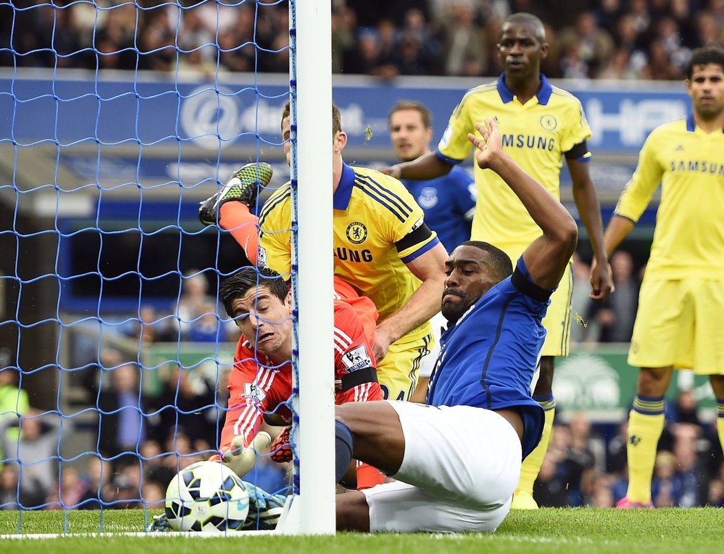Belgický gólman Chelsea Courtois dostal na půdě Evertonu v Premier League tři branky.