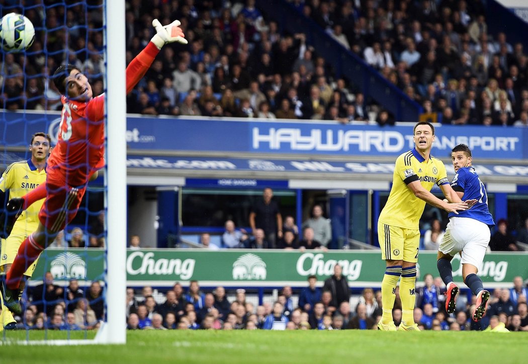 Belgický gólman Chelsea Courtois dostal na půdě Evertonu v Premier League tři branky