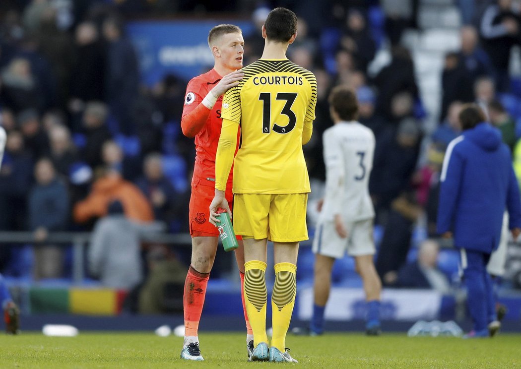 Brankáři Thibaut Courtois a Jordan Pickford se zdraví po zápase Evertonu a Chelsea