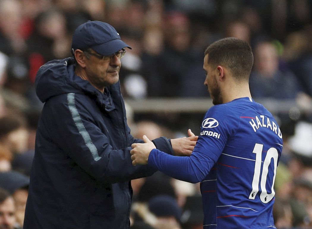 Eden Hazard a Maurizio Sarri při výhře Chelsea nad Fulhamem