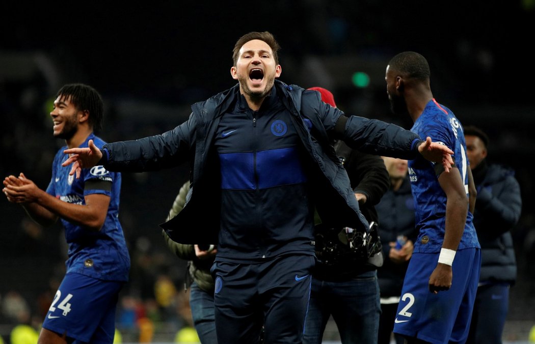 Trenér Chelsea Frank Lampard oslavuje výhru nad Tottenhamem