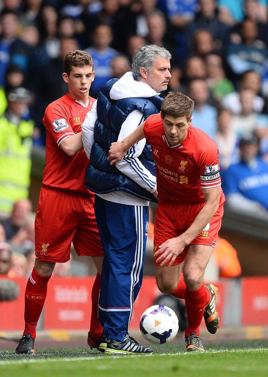 V zápase s Liverpoolem měl José Mourinho lehký konflikt o míč se Stevenem Gerrardem a Jonem Flanaganem