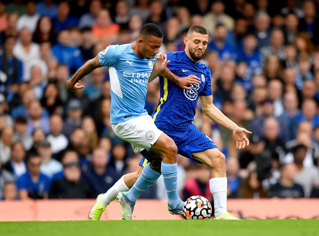 Gabriel Jesus z Manchesteru City v souboji s Mateem Kovačičem z Chelsea