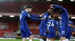 Radost hráčů Chelsea po gólu Mason Mounta proti Liverpoolu