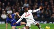 Destiny Udogie z Tottenhamu se snaží prorvat k míči v ostrém souboji s fotbalistou Chelsea Conorem Gallagherem