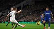 Zakončující Dejan Kulusevski z Tottenhamu dostává míč do sítě Chelsea
