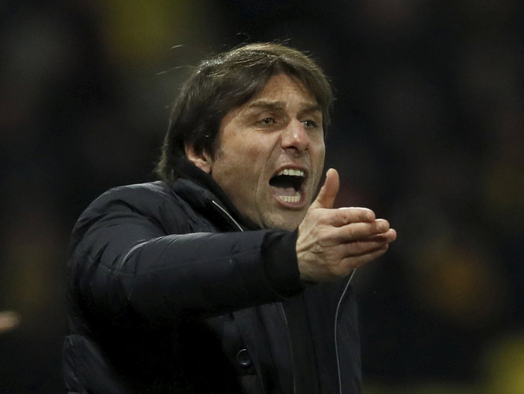 Antonio Conte se rozčiluje během zápasu s Watfordem