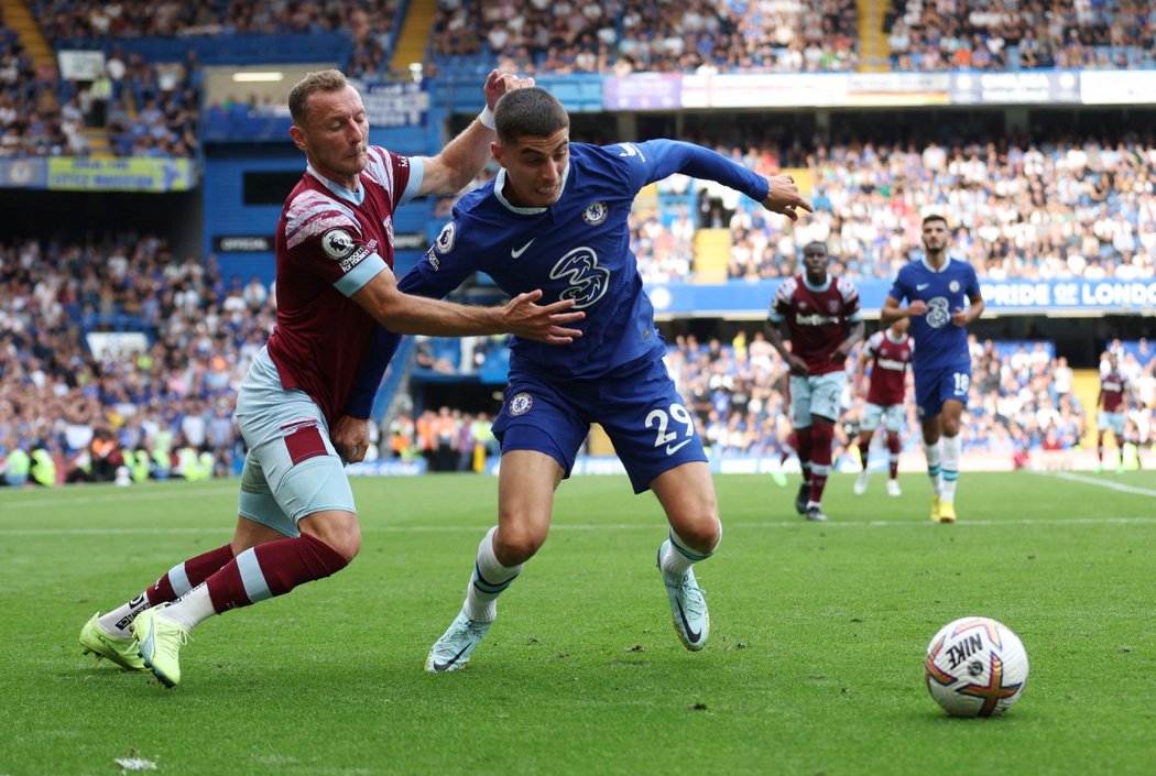 Vladimír Coufal brání Haie Havertze z Chelsea