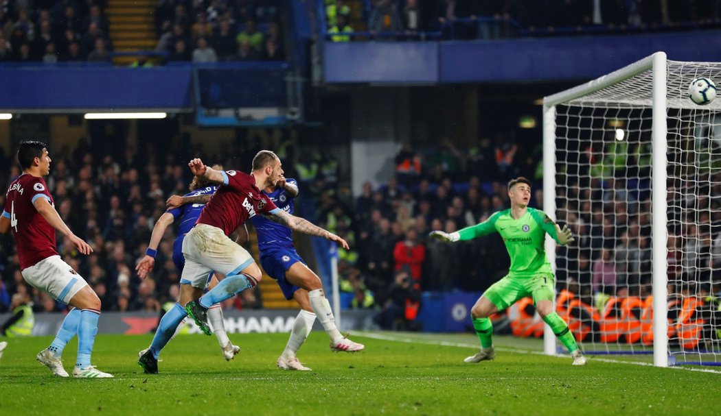 Chelsea zvítězila ve 33. kole Premier League nad West Hamem 2:0. Oba góly vstřelil Eden Hazard