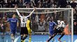 Gólman Chelsea Petr Čech inkasuje druhý gól od Newcastlu, úspěšným střelcem je Rémy
