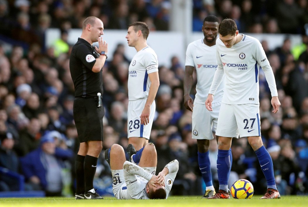 Cesar Azpilicueta domlouvá rozhodčímu po faulu na Edena Hazarda