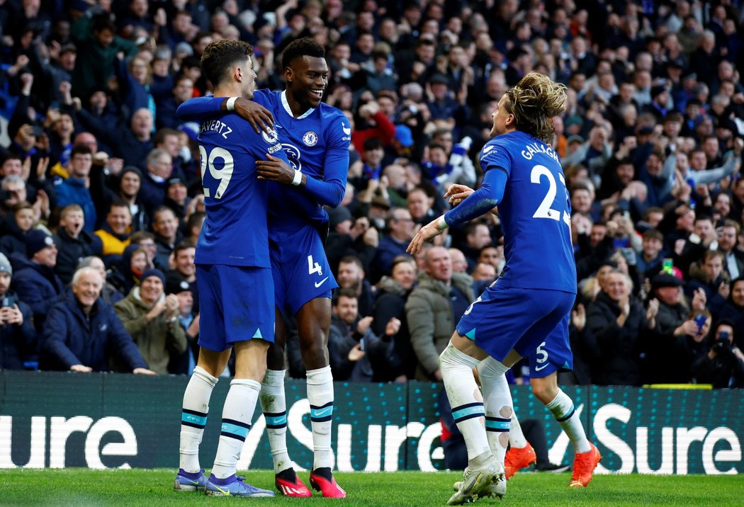 Hráči Chelsea se radují z gólu