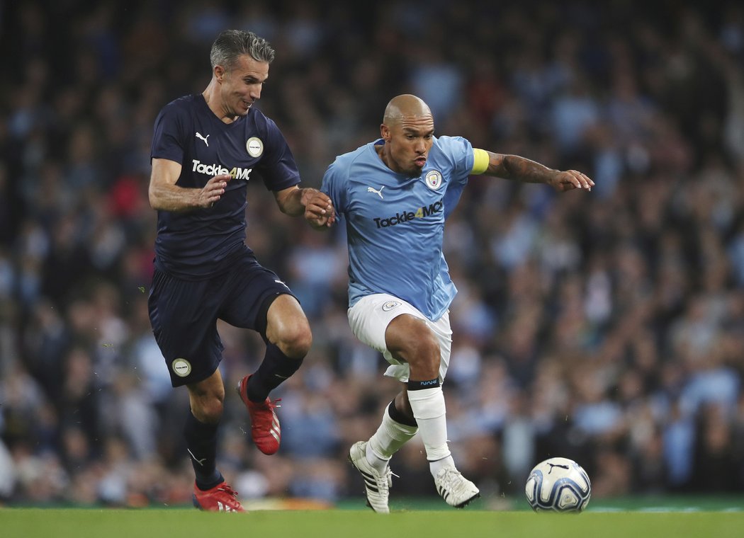 Nigel de Jong v dresu Citizens a Robin van Persie v souboji o míč