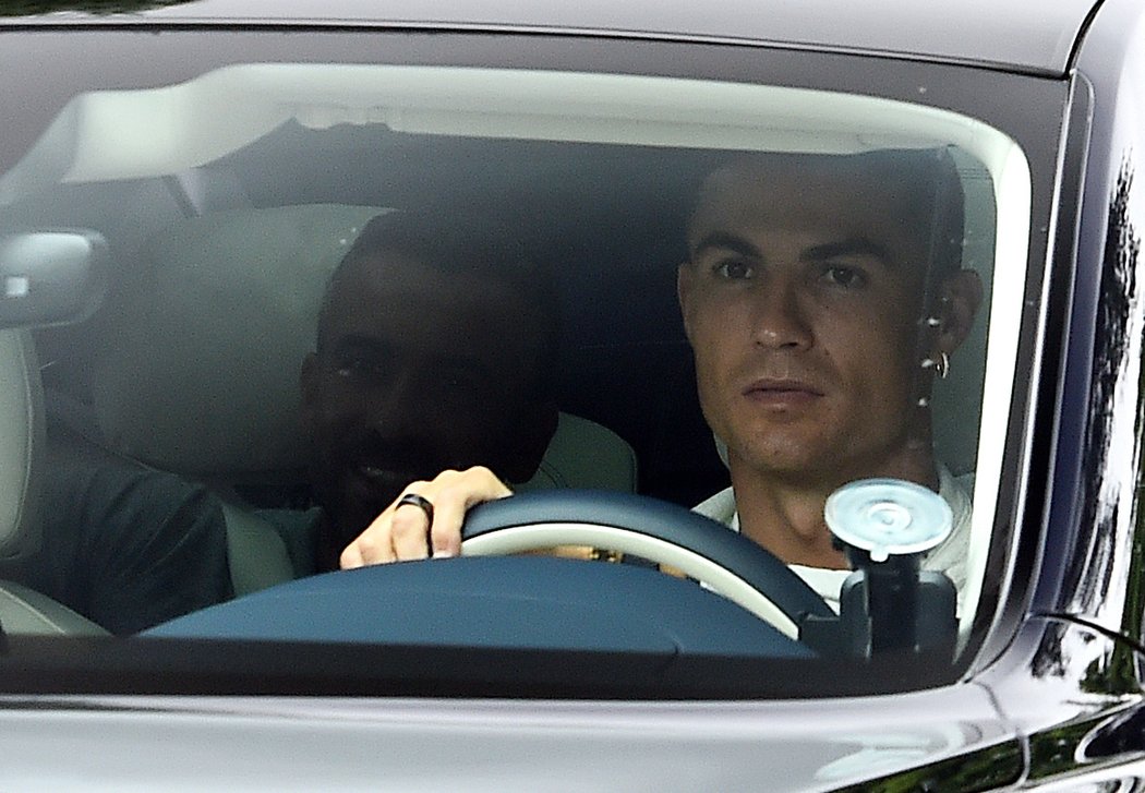 Cristiano Ronaldo při příjezdu do tréninkového centra Manchesteru United