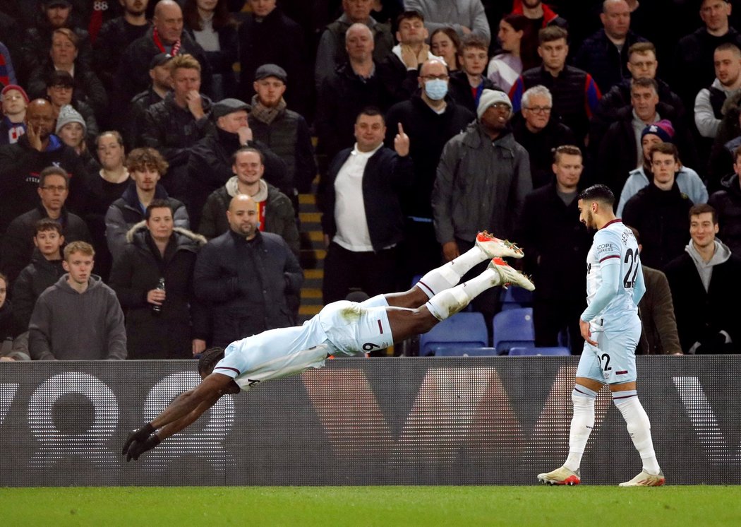 Antonio slaví netradičním skokem trefu do sítě Crystal Palace