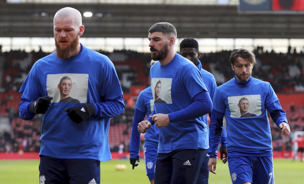 Zápas mezi Southamptonem a Cardiffem byl symbolickým rozloučením se zesnulým fotbalistou Emilianem Salou. Hráči velšského klubu oblékli trika s portrétem Argentince