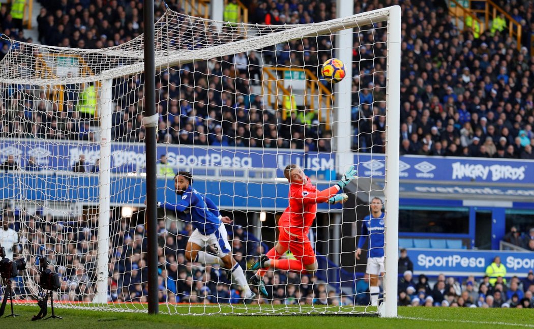 Obránce Evertonu Ashley Williams trefuje břevno vlastní branky