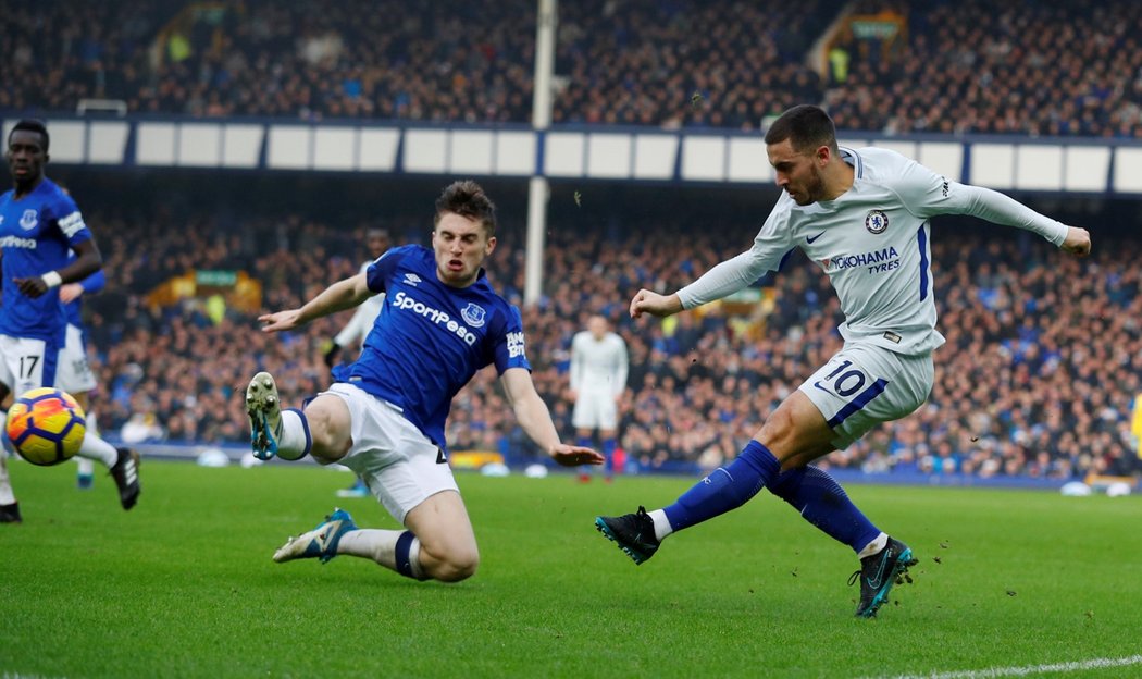 Eden Hazard střílí na branku Evertonu