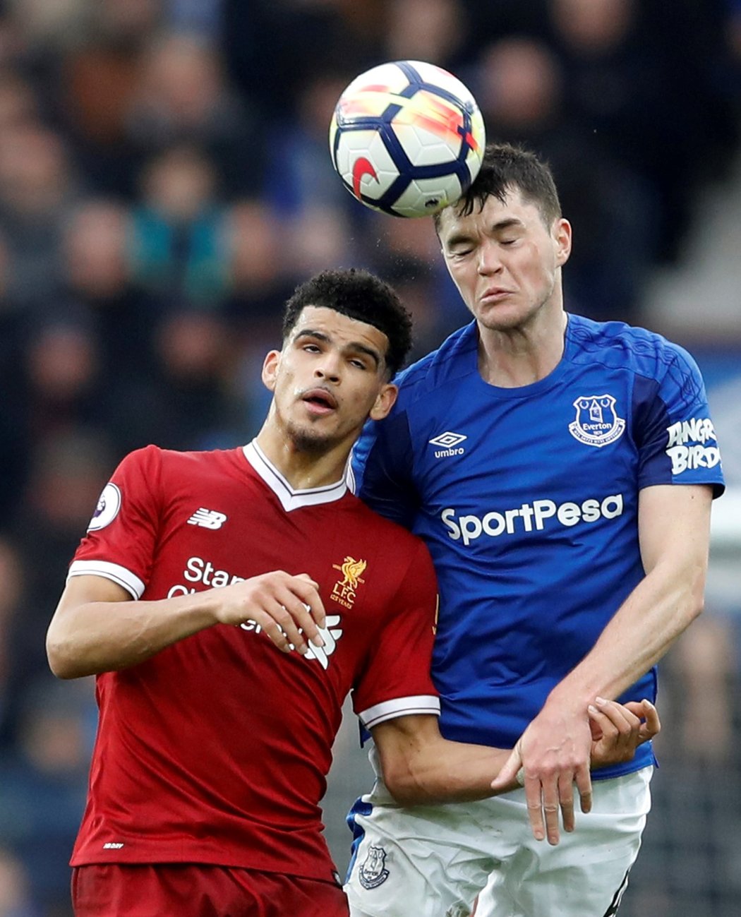 Útočník Liverpoolu Solanke se snaží přehlavičkovat Keana z Evertonu