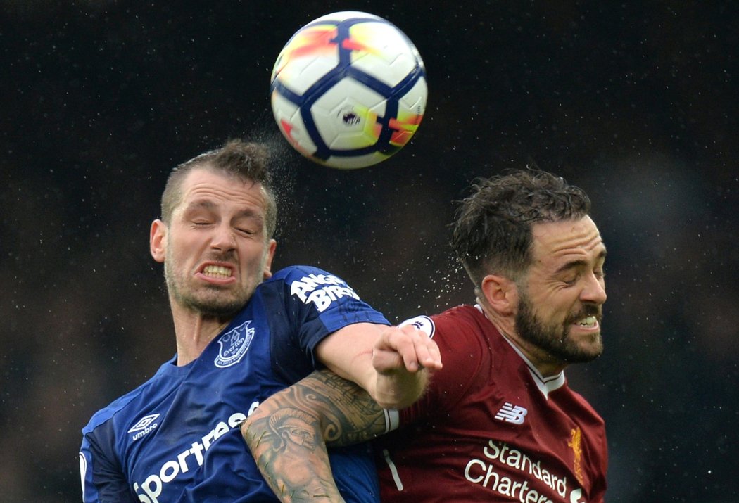 Věčný marod Danny Ings ve vdušném souboji se Schneiderlinem