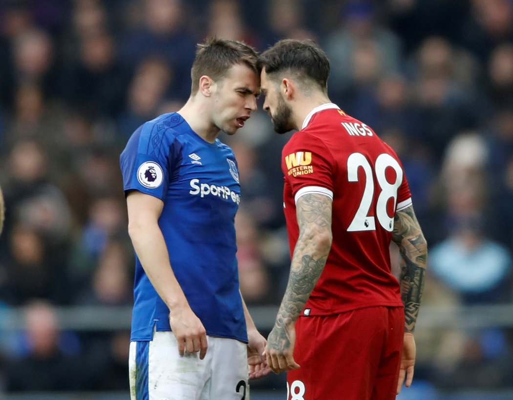 Ings si vyříkává předchozí situaci s obráncem Evertonu Colemanem