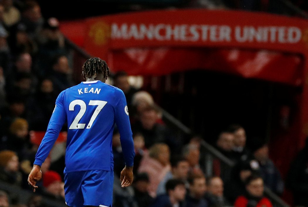 S hlavou dole. Moise Kean opouští Old Trafford