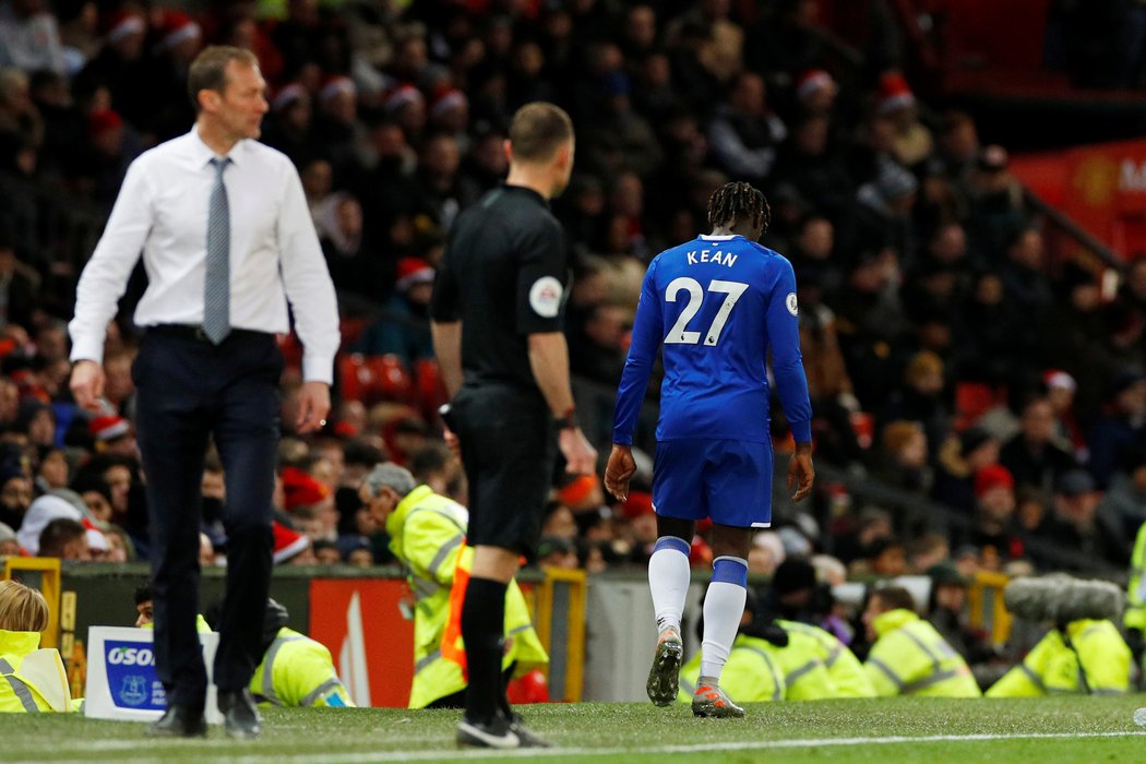 S hlavou dole. Moise Kean opouští Old Trafford