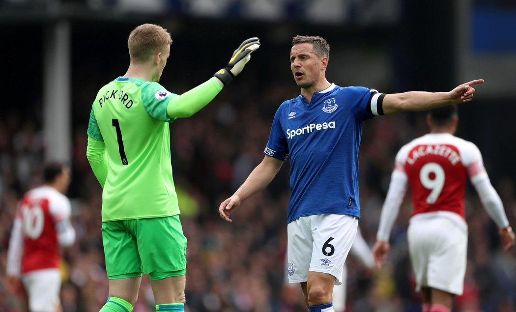 Zkušený obránce Evertonu Jagielka komunikuje s brankářem svého týmu Pickfordem
