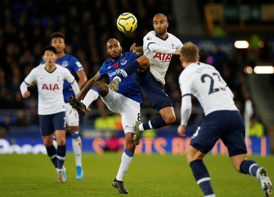 Fabian Delph v souboji Lucasem Mourou z Tottenhamu