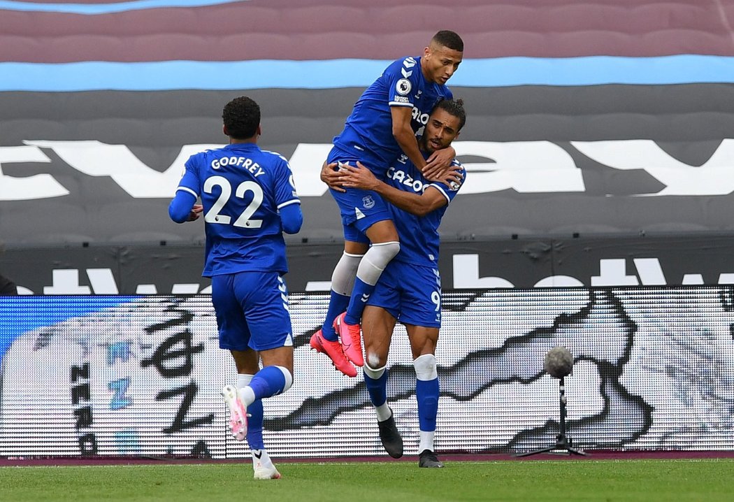 Dominic Calvert-Lewin oslavuje se spoluhráči z Evertonu svou trefu proti West Hamu