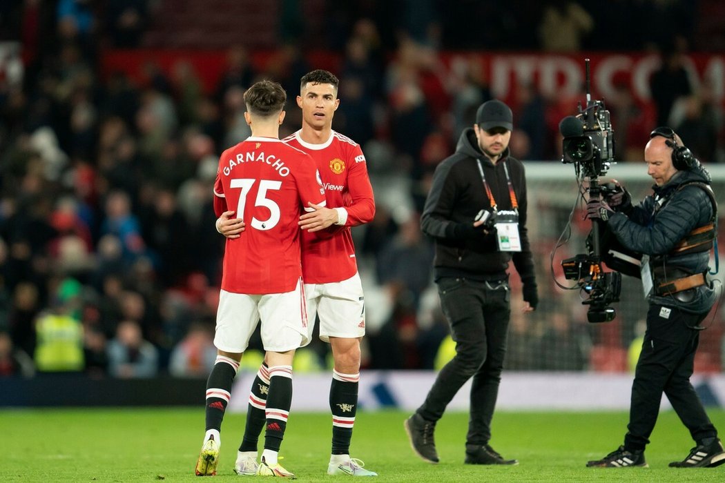 Cristiano Ronaldo po zápase s Chelsea gratuloval Alejandrovi Garnachovi k debutu za Manchester United v Premier League