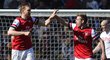 Hrdina Arsenalu Per Mertesacker slaví vítězný gól na hřišti Fulhamu