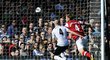 Hrdina Arsenalu Per Mertesacker střílí vítěznou trefu na hřišti Fulhamu