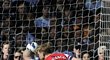 Hrdina Arsenalu Per Mertesacker střílí vítěznou trefu na hřišti Fulhamu
