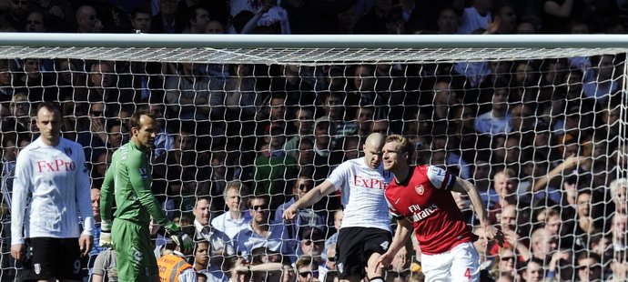 Hrdina Arsenalu Per Mertesacker se raduje z vítězné trefy na hřišti Fulhamu