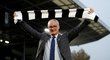 Claudio Ranieri pózuje na stadionu Fulhamu po příchodu do aktuálně posledního týmu tabulky