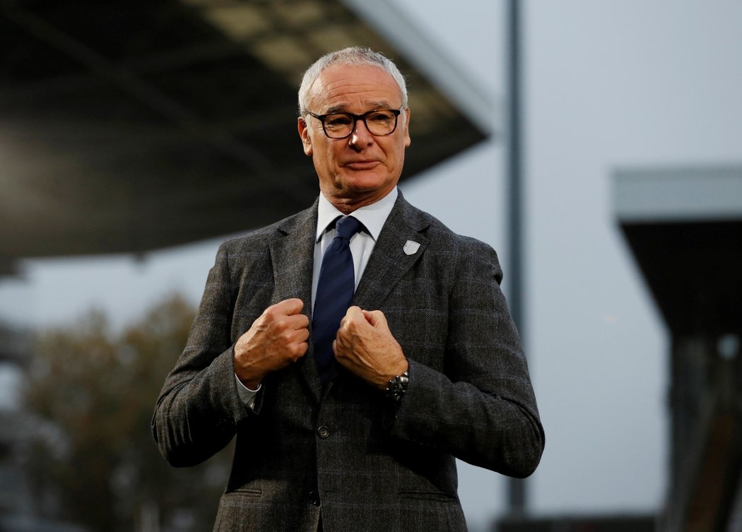 Claudio Ranieri pózuje na stadionu Fulhamu po příchodu do aktuálně posledního týmu tabulky