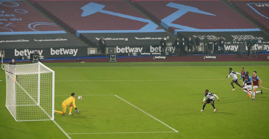 Brankář West Hamu Fabianski si se špatně kopnutou penaltou poradil