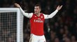 Kapitán Arsenalu Granit Xhaka gestikuluje směrem k fanouškům poté, co na něj bučeli během střídání