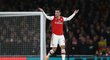 Kapitán Arsenalu Granit Xhaka gestikuluje směrem k fanouškům poté, co na něj bučeli během střídání
