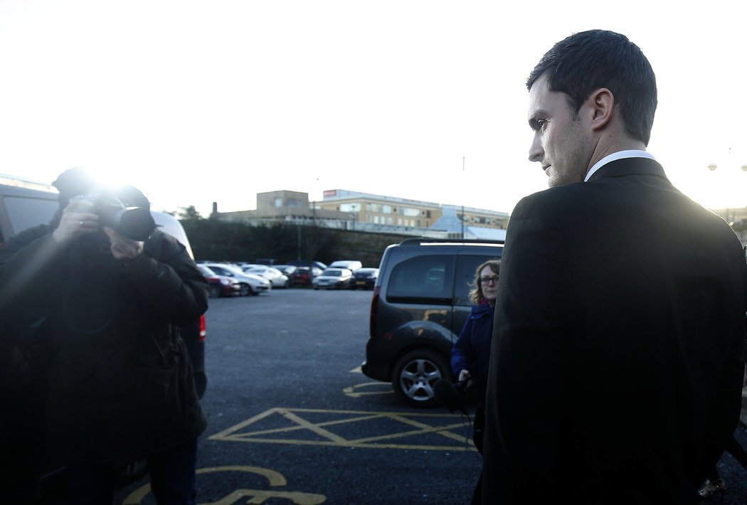 Adam Johnson přišel o angažmá v Sunderlandu den poté, co před soudem přiznal sexuální kontakt s dítětem a obtěžování dívky mladší 16 let